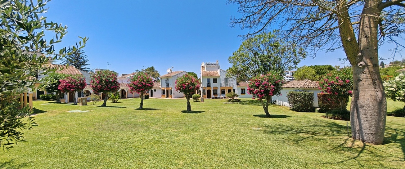 Resale - Town house - Marbella - Elviria