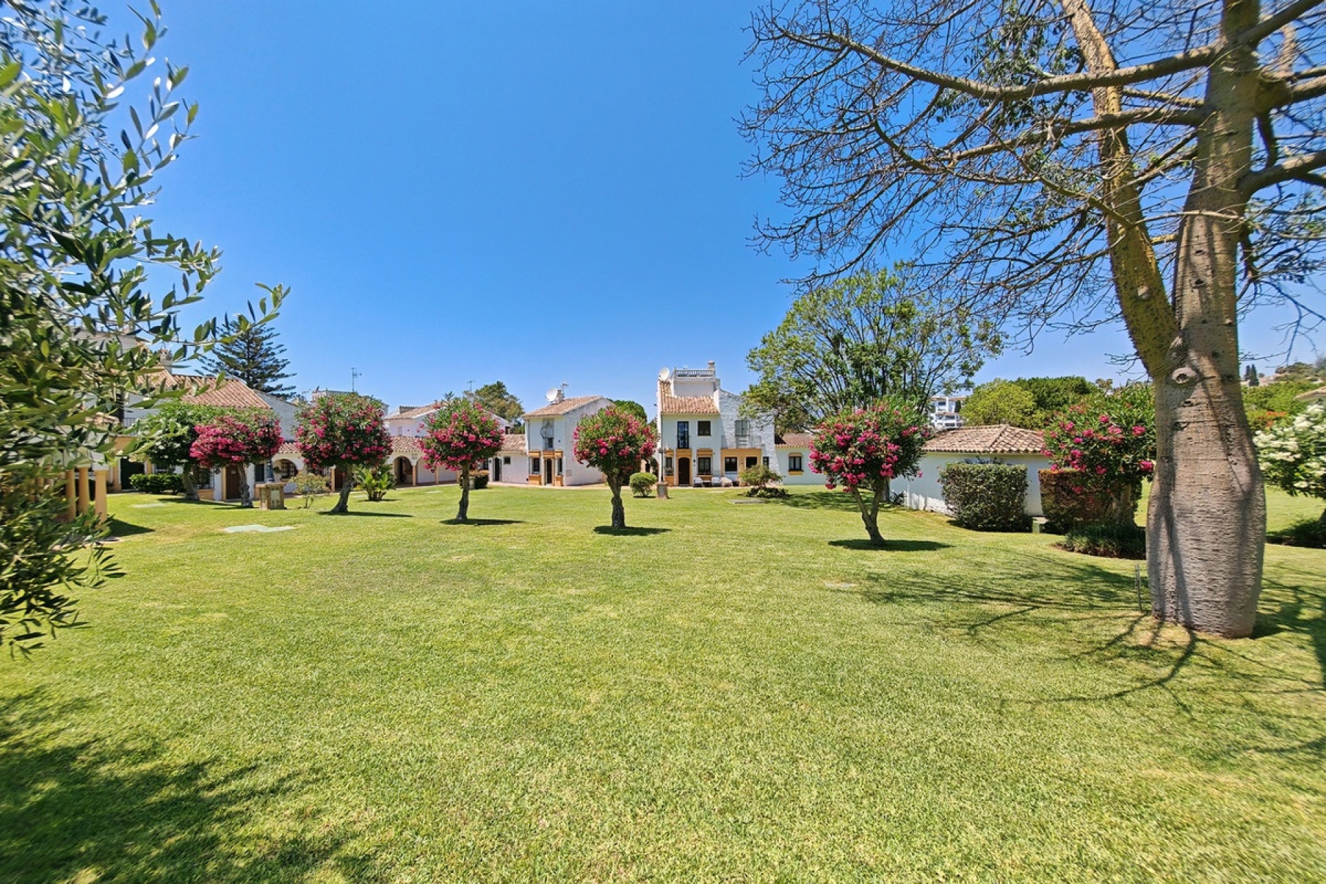 Resale - Town house - Marbella - Elviria