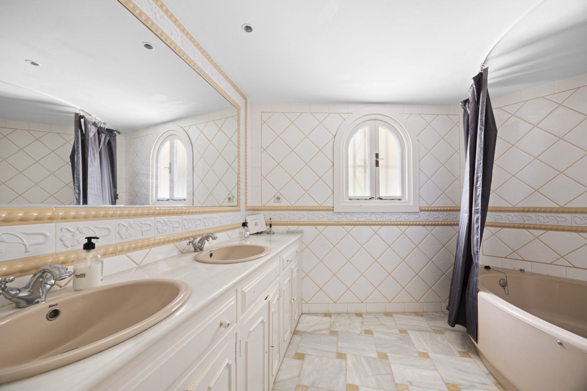 Resale - Villa - Benahavís - Benahavís Centro