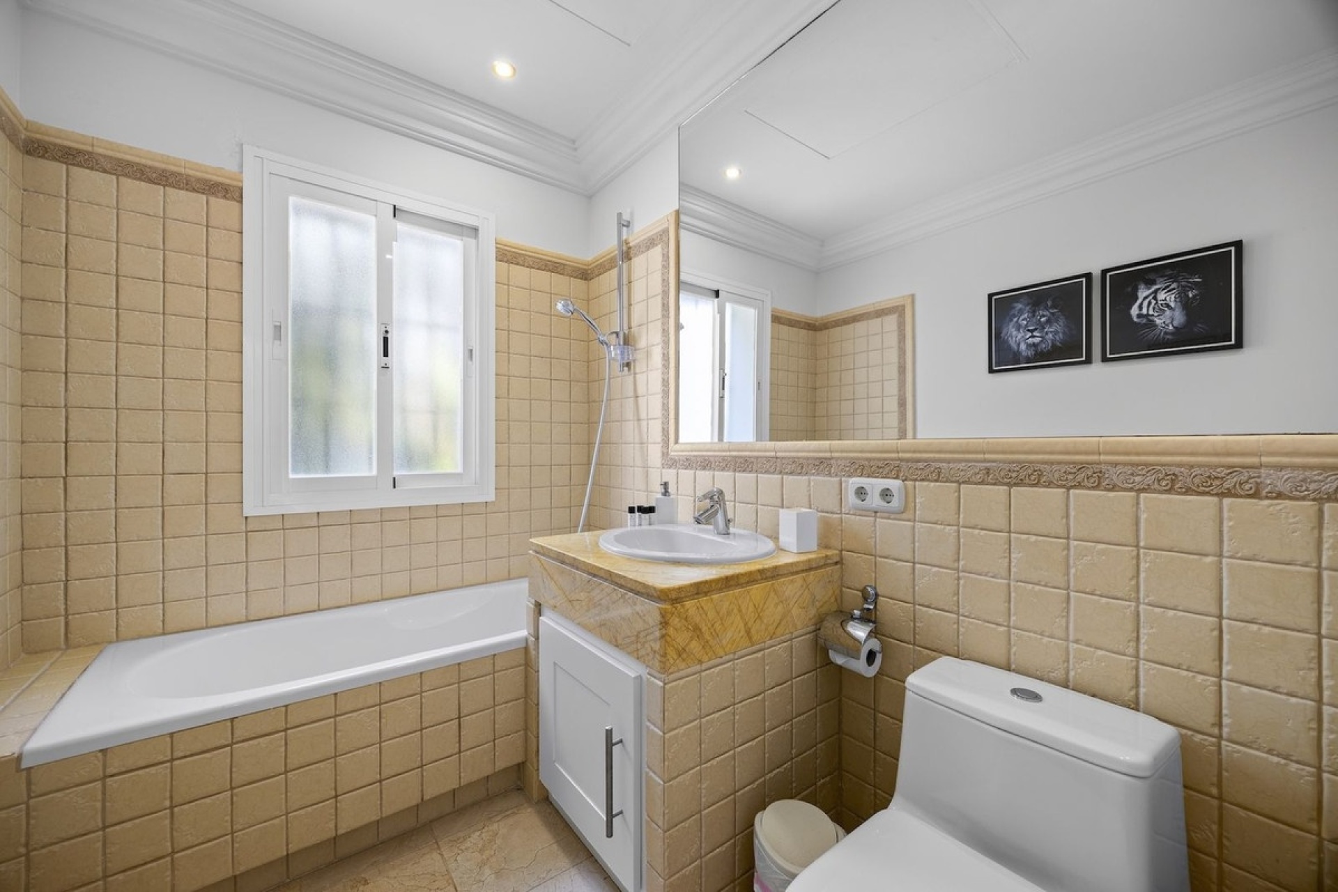 Resale - Villa - Benahavís - Benahavís Centro