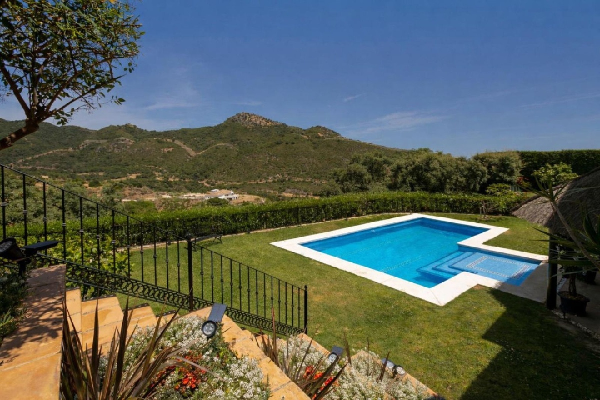 Resale - Villa - Benahavís - Benahavís Centro