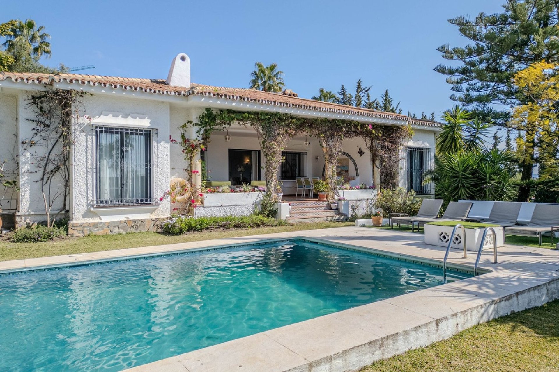 Resale - Villa - El Paraiso