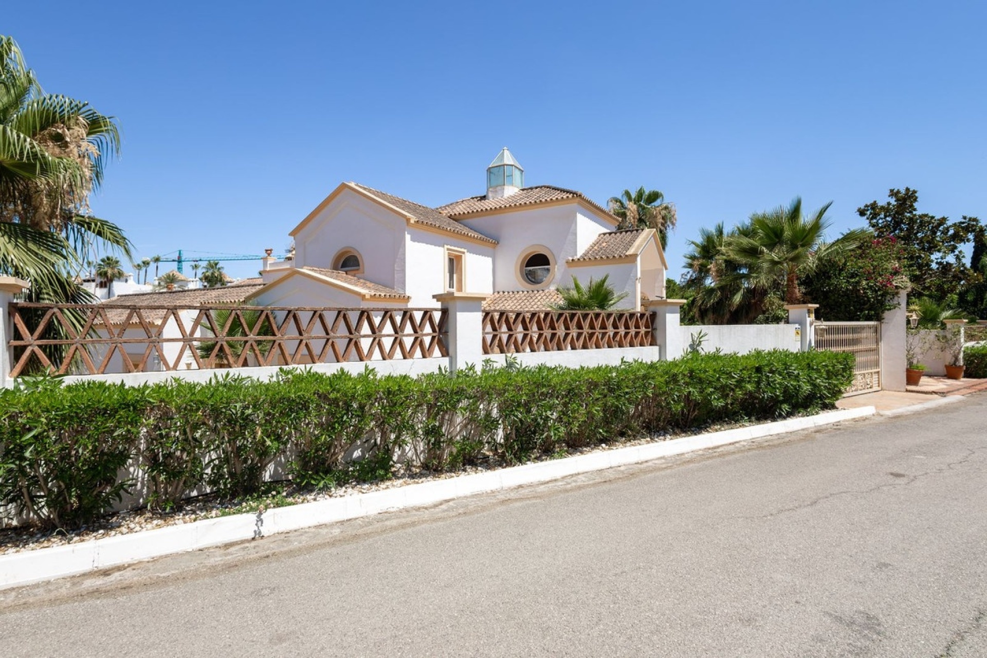 Resale - Villa - El Paraiso