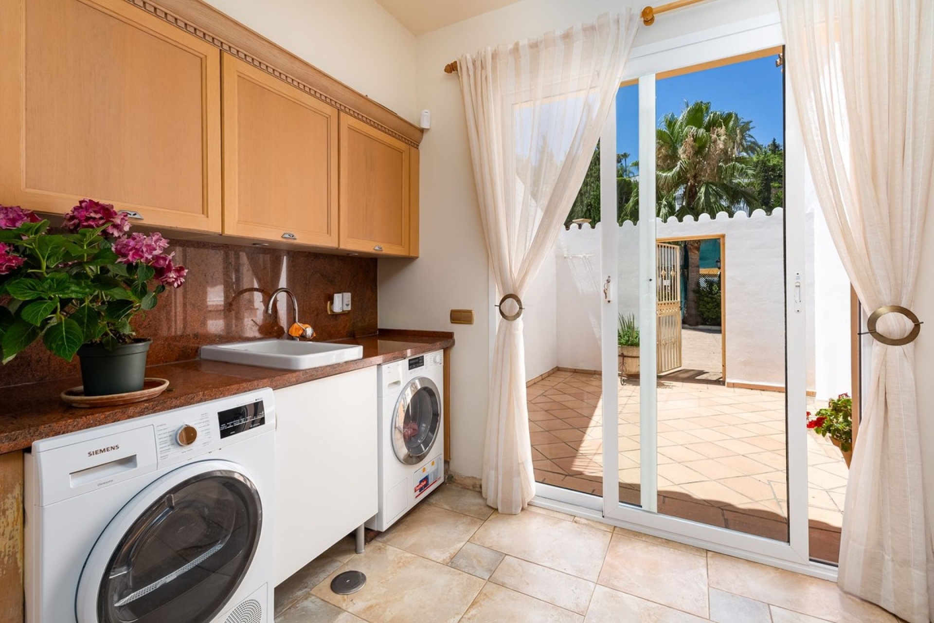 Resale - Villa - El Paraiso