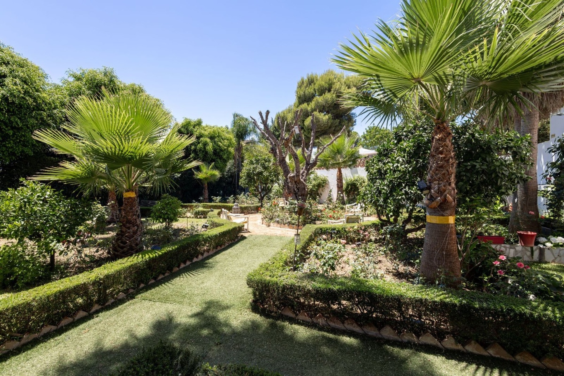 Resale - Villa - El Paraiso