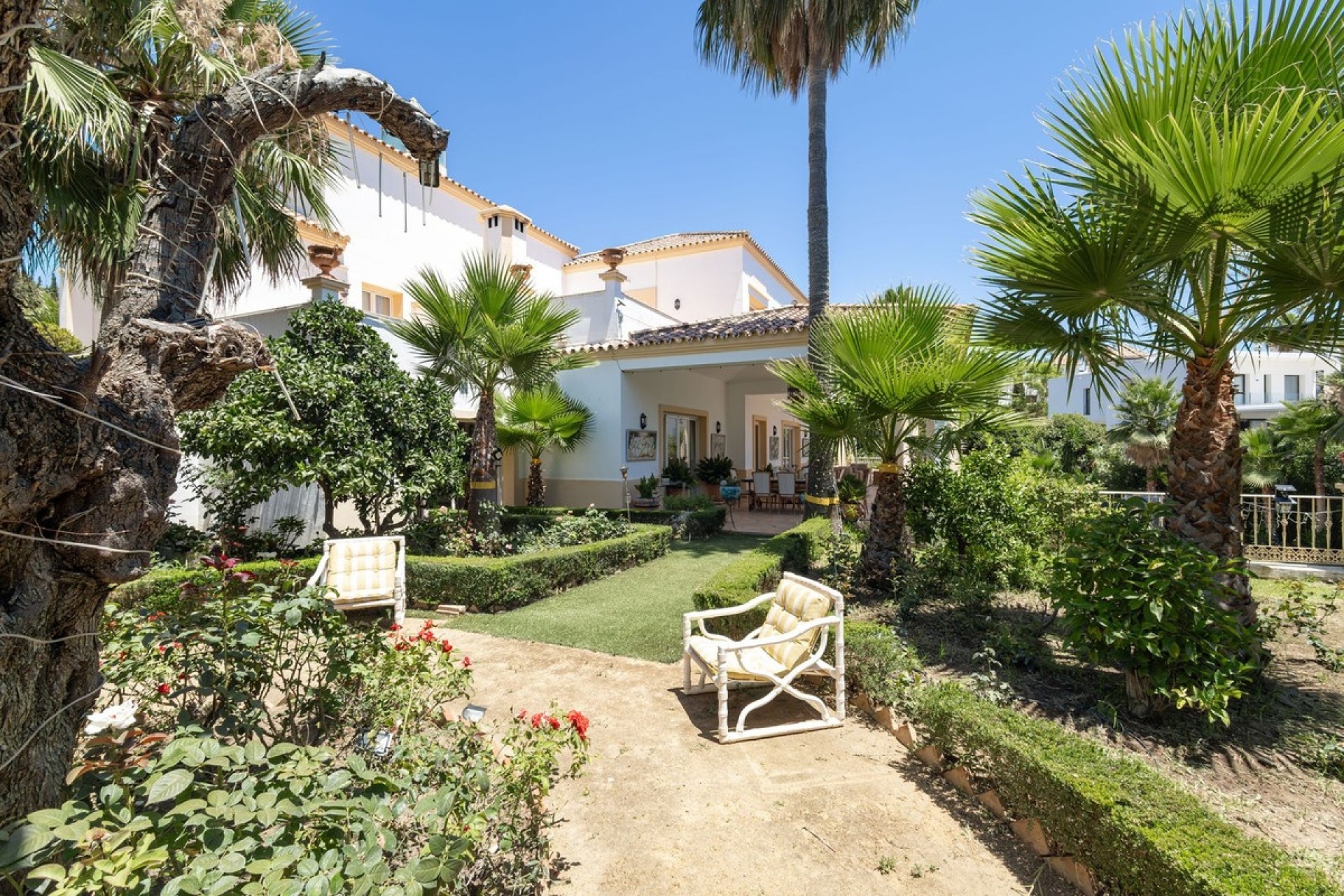Resale - Villa - El Paraiso