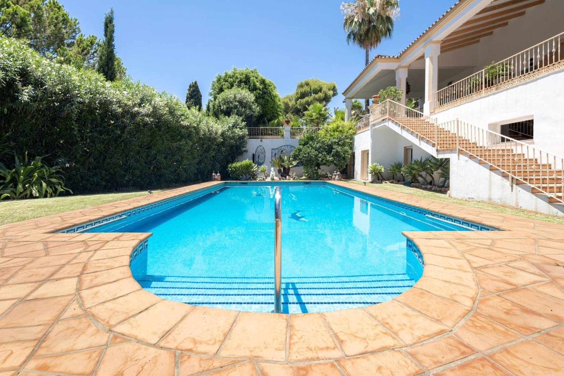 Resale - Villa - El Paraiso
