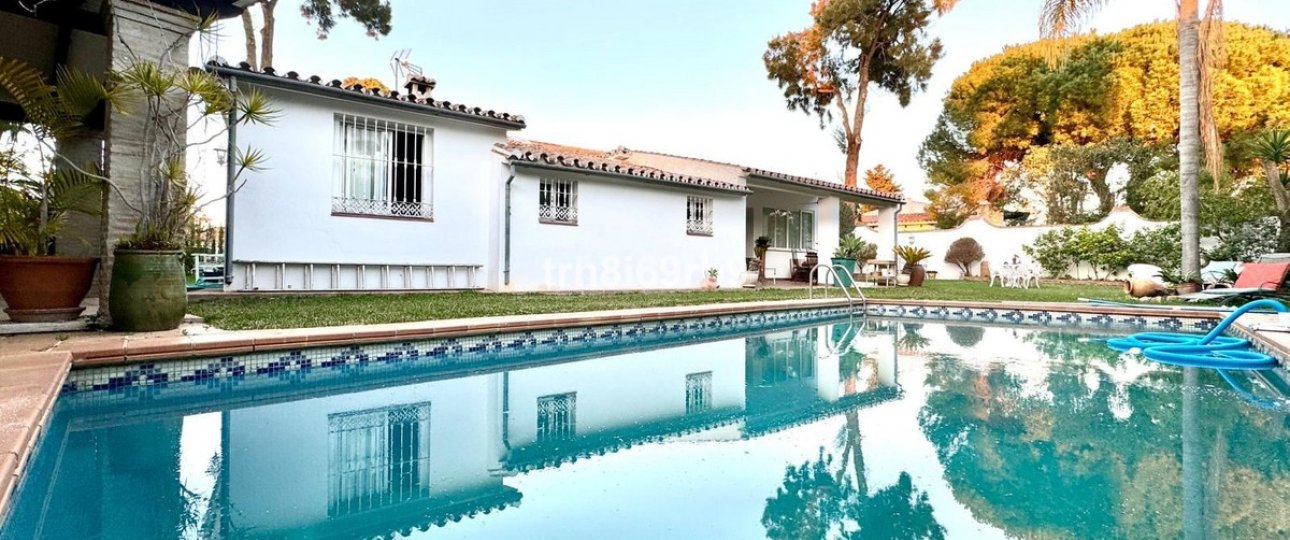 Resale - Villa - Estepona - Atalaya