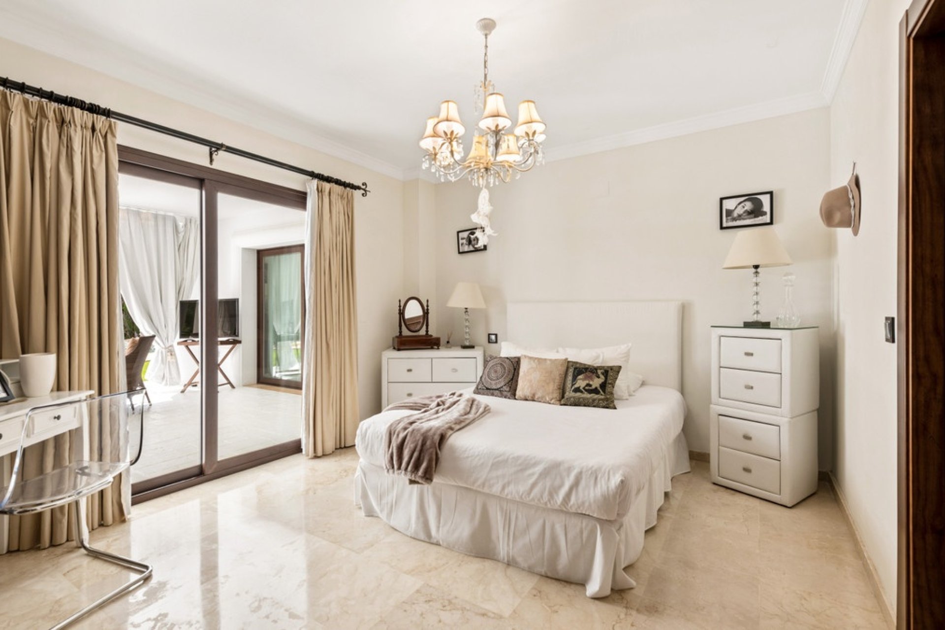 Resale - Villa - Estepona - Atalaya