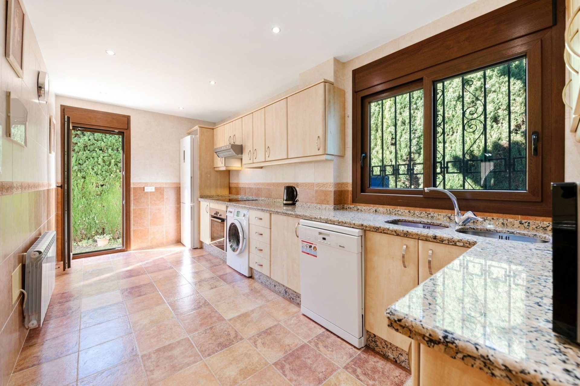 Resale - Villa - Estepona - Atalaya