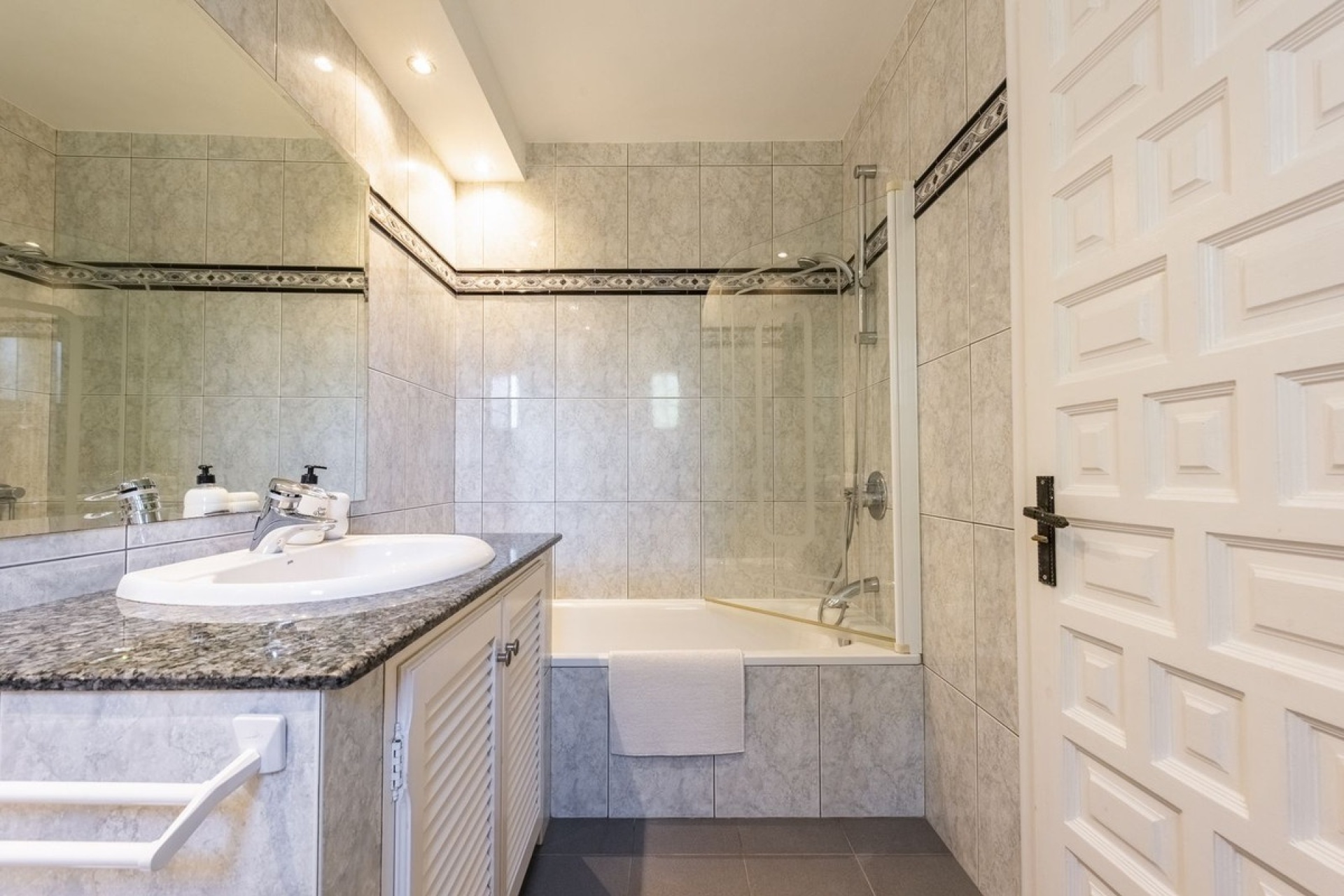 Resale - Villa - Estepona - Atalaya
