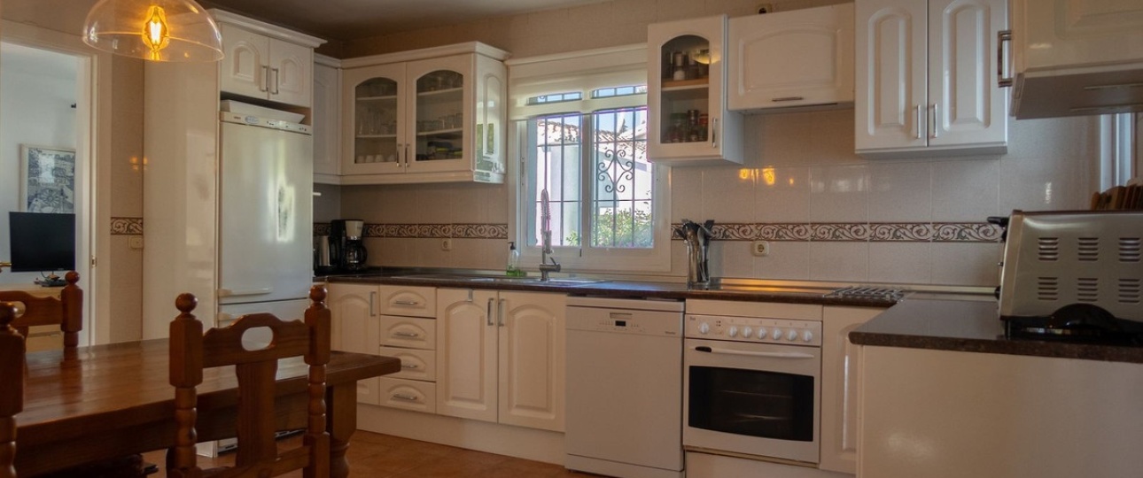 Resale - Villa - Estepona - El Padron