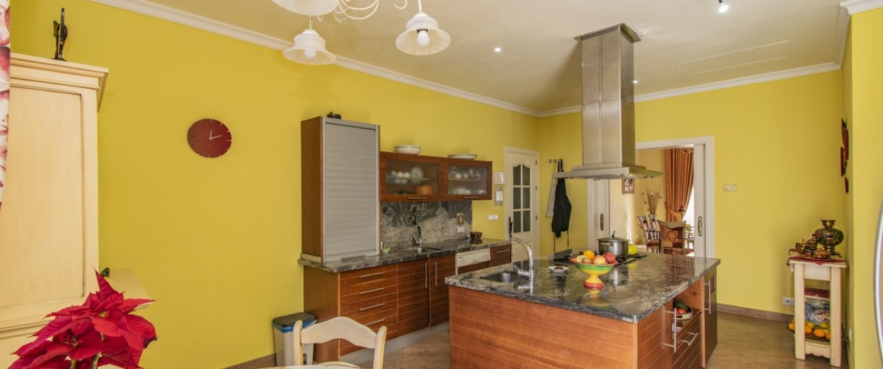 Resale - Villa - Estepona - Estepona Centro