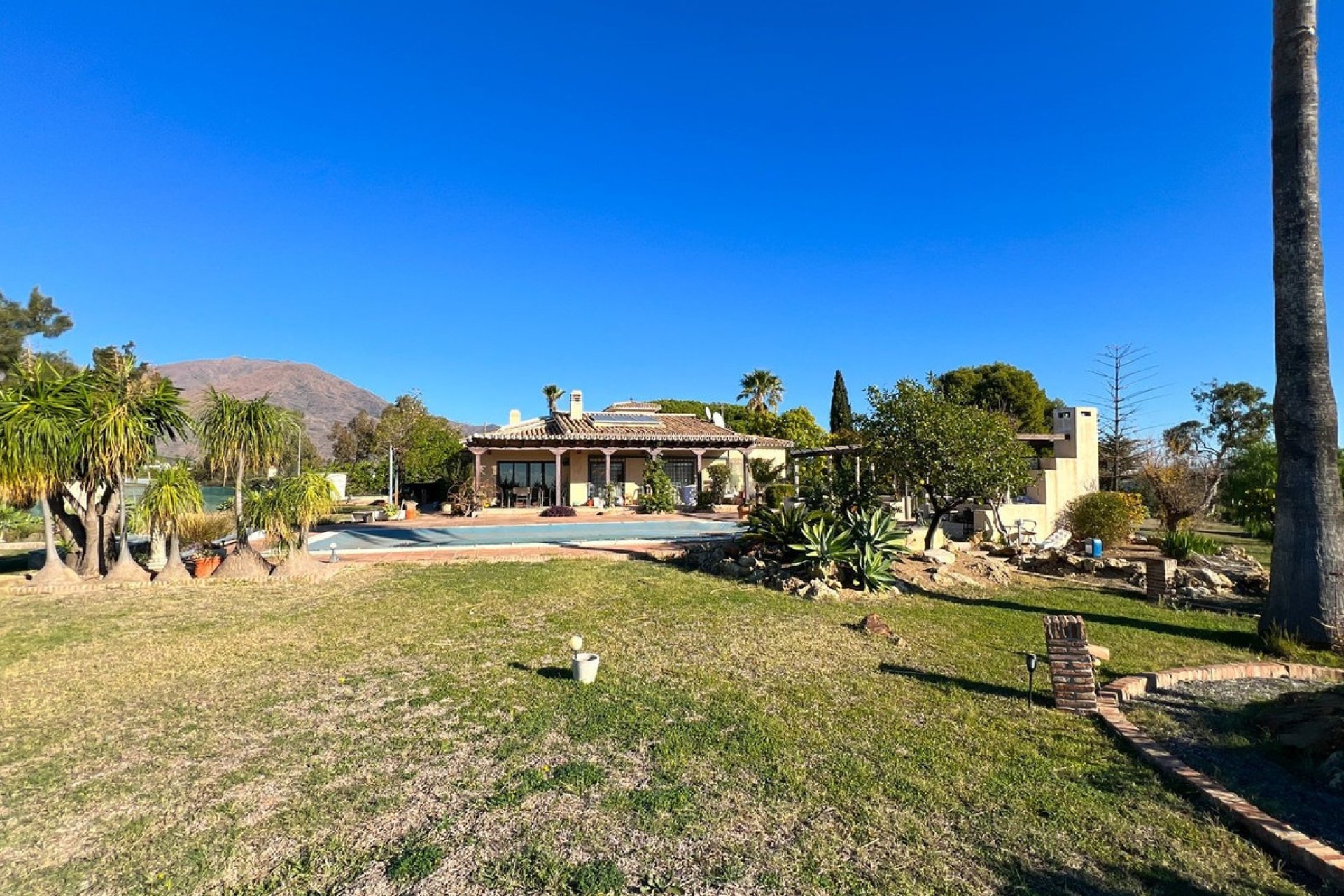 Resale - Villa - Estepona - Estepona Centro
