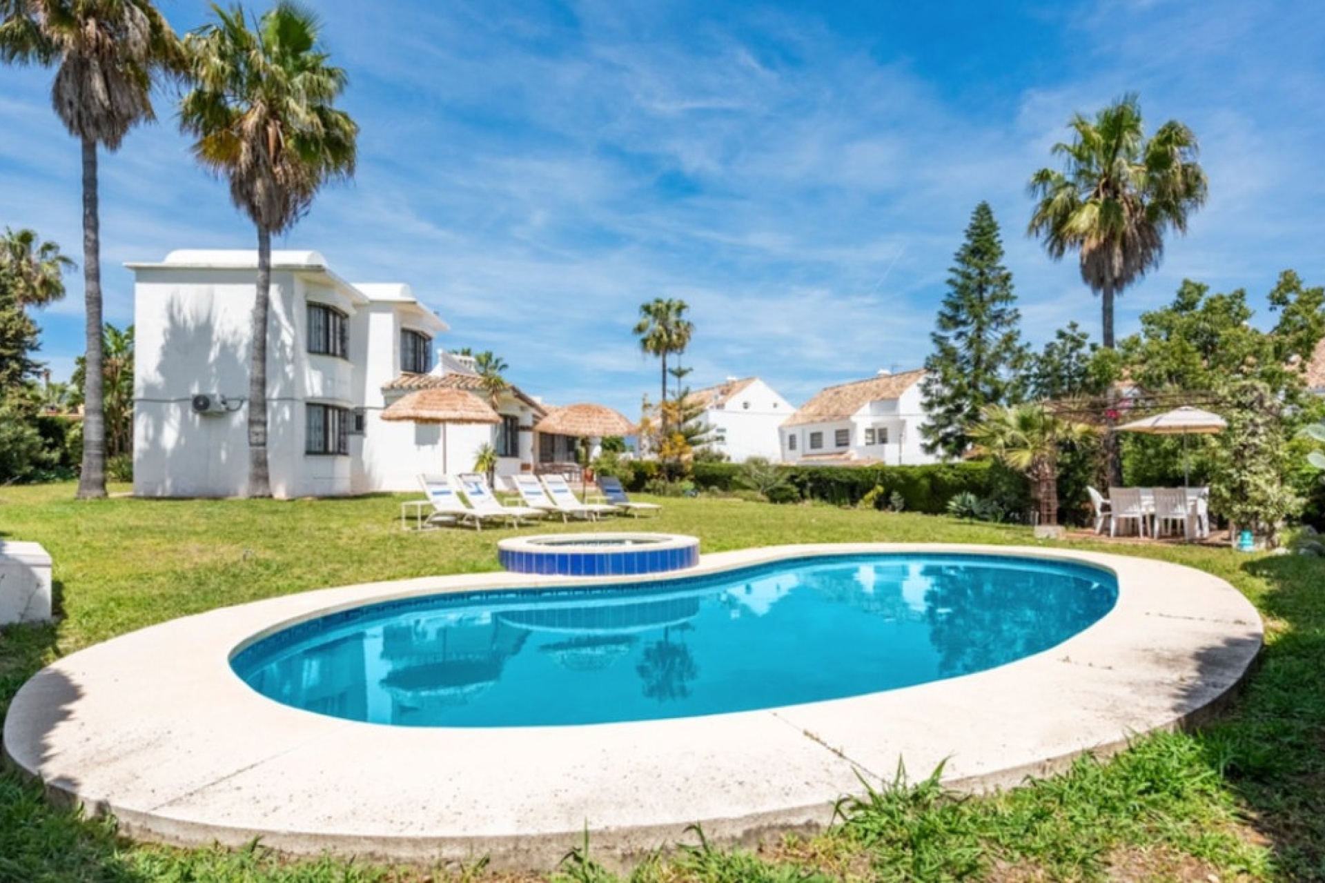 Resale - Villa - Estepona - Estepona Centro