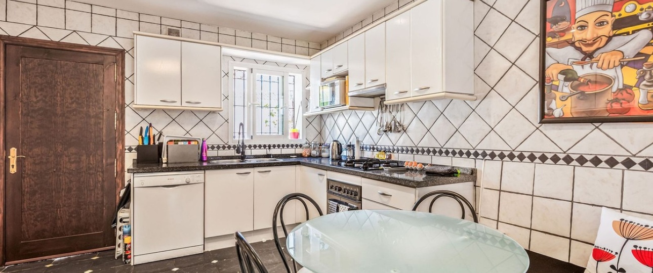 Resale - Villa - Estepona - Estepona Centro