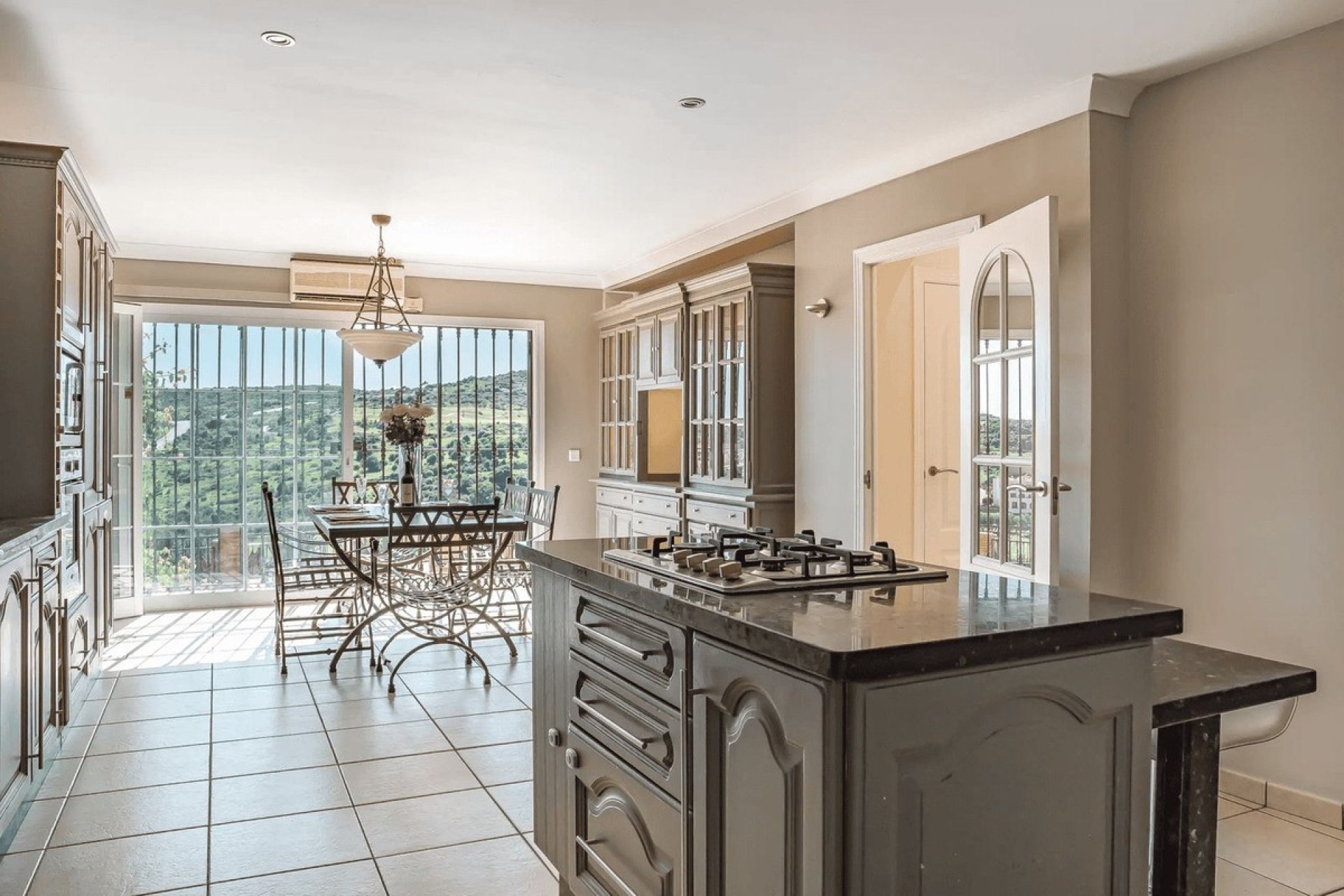 Resale - Villa - Estepona - Estepona Centro