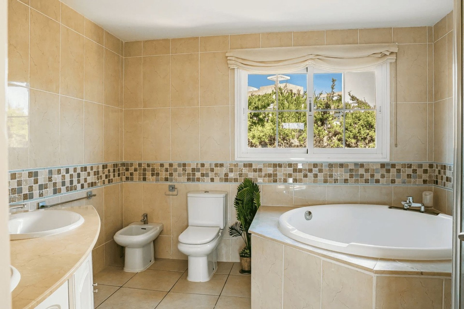 Resale - Villa - Estepona - Estepona Centro
