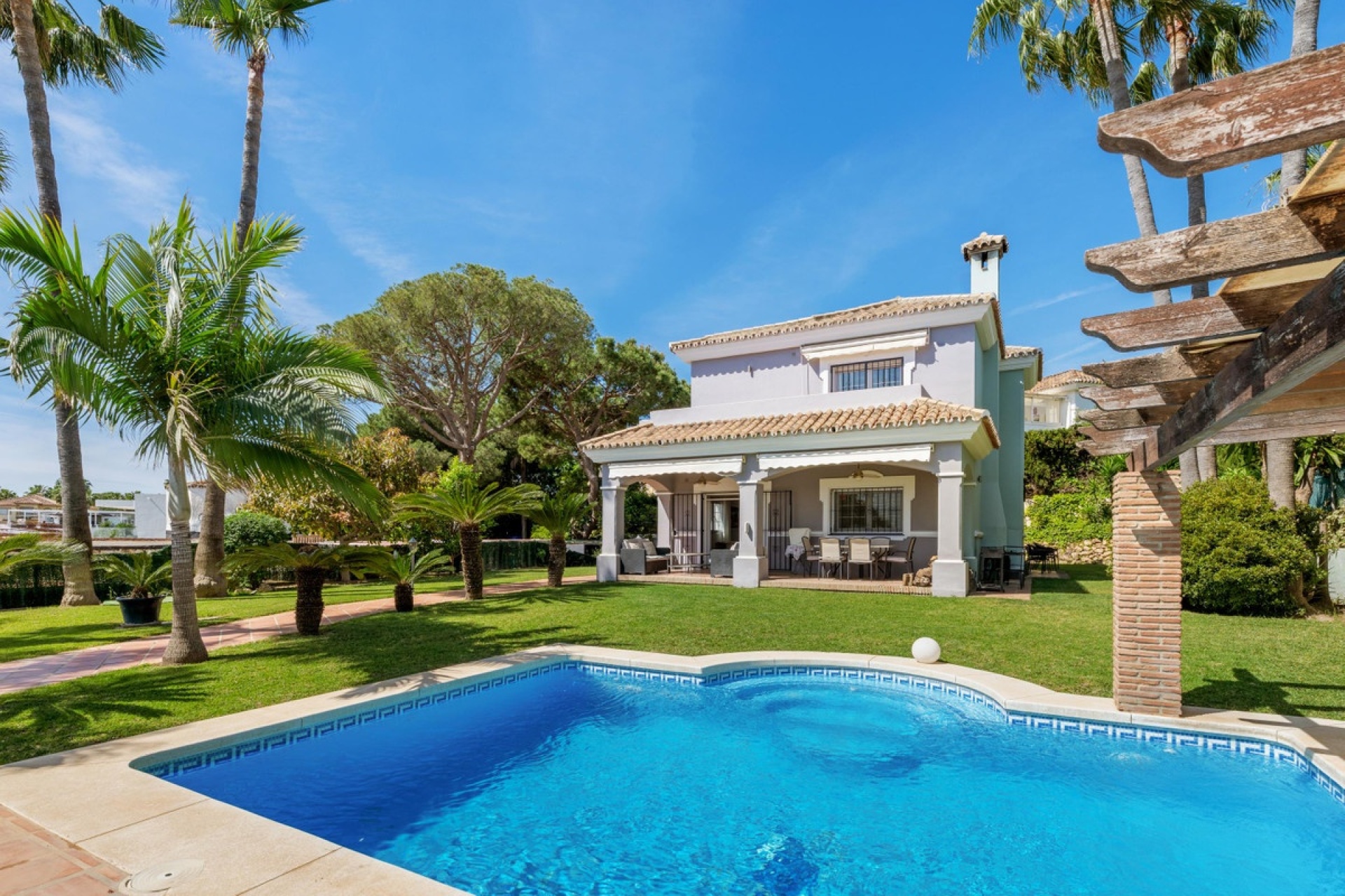 Resale - Villa - Estepona - Estepona Centro