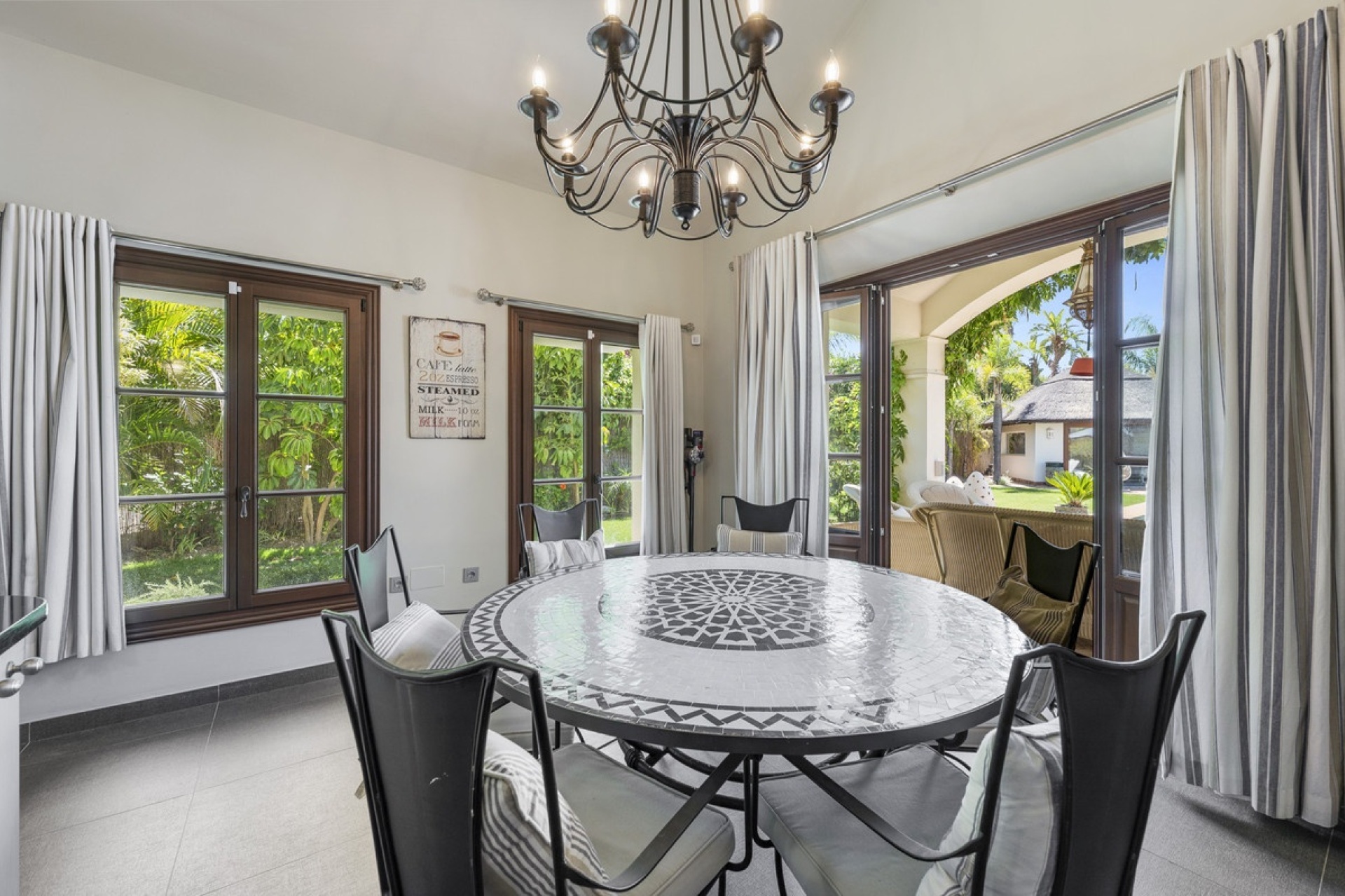 Resale - Villa - Estepona - Estepona Centro