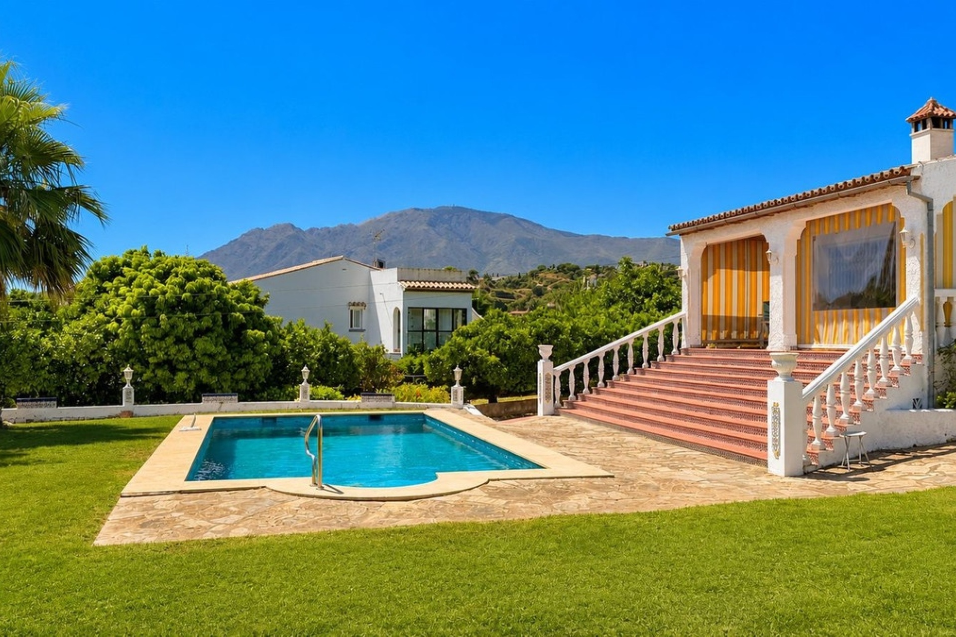 Resale - Villa - Estepona - Estepona Centro