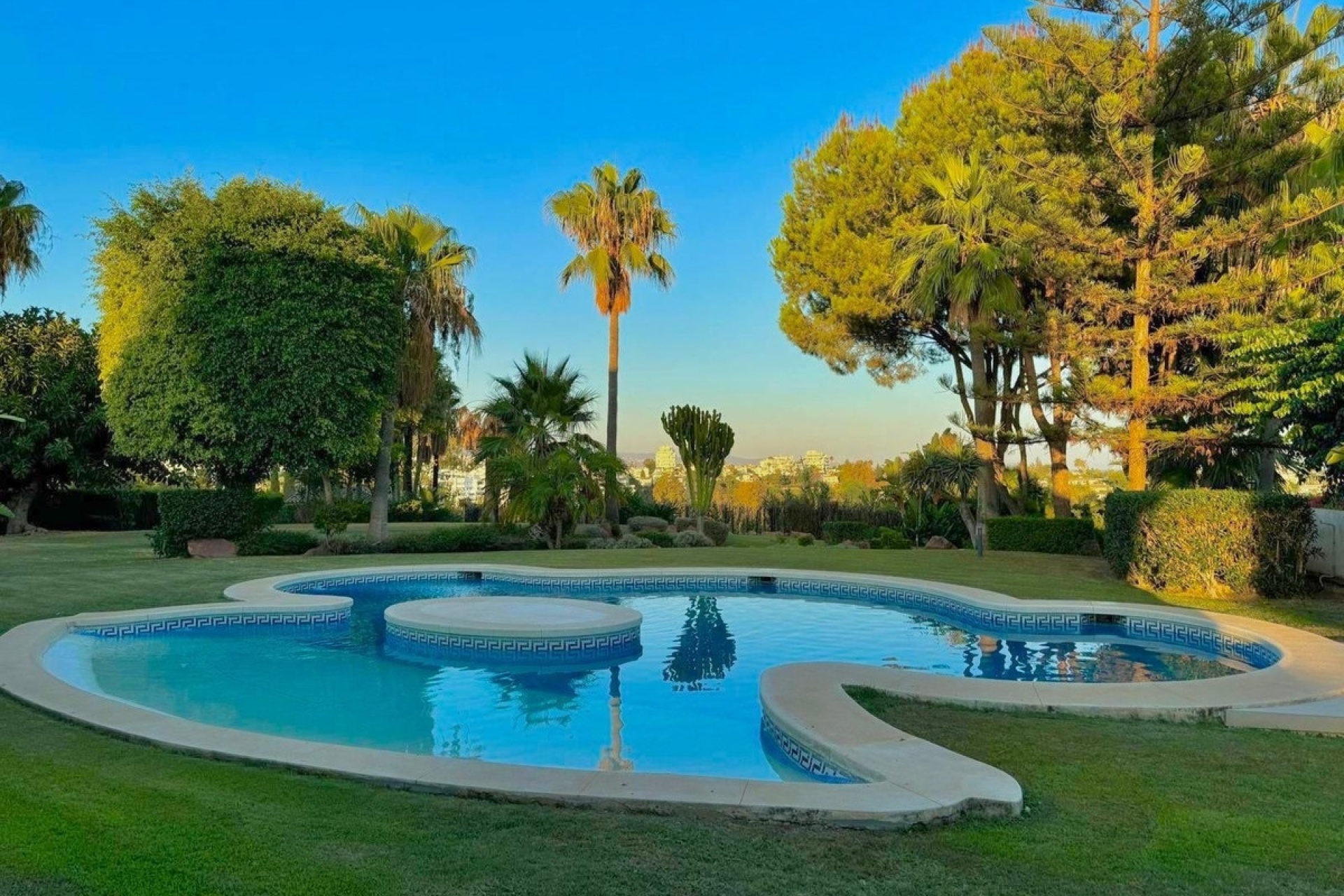 Resale - Villa - Estepona - Estepona Centro