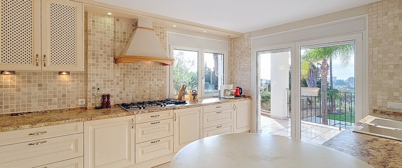 Resale - Villa - Estepona - Estepona Centro