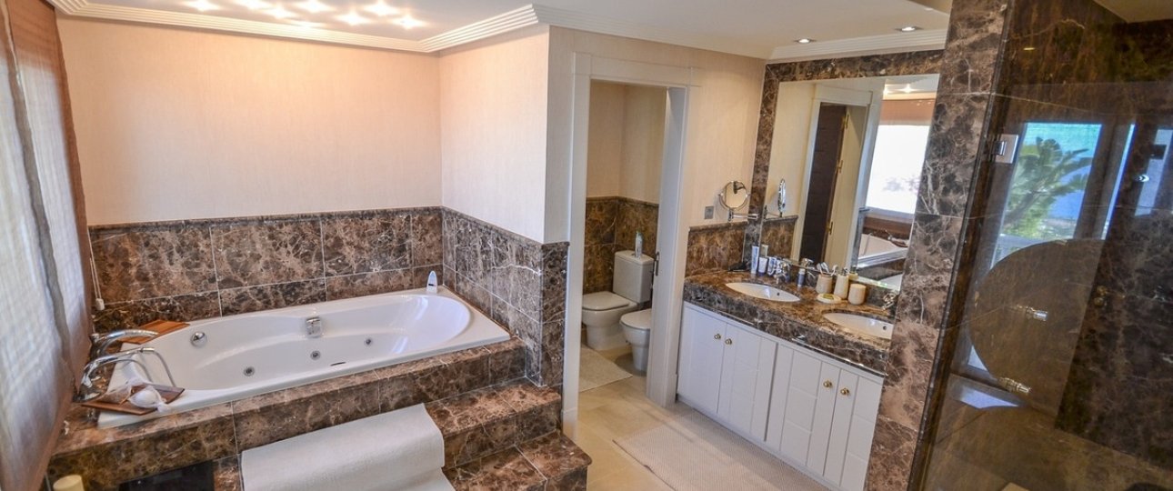 Resale - Villa - Marbella - Altos de los Monteros