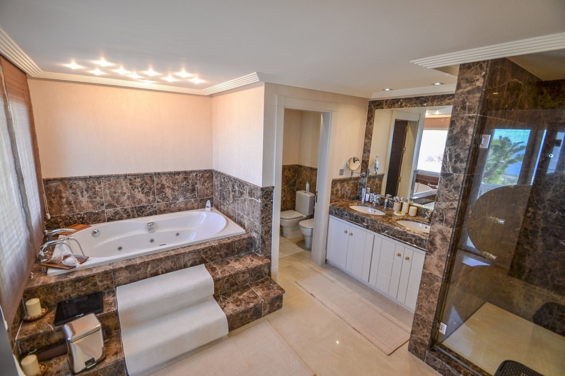 Resale - Villa - Marbella - Altos de los Monteros