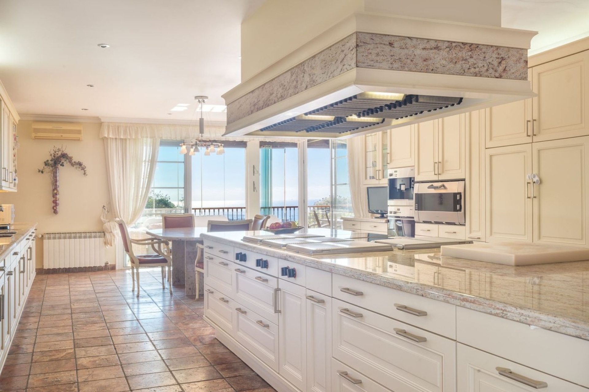 Resale - Villa - Marbella - Altos de los Monteros