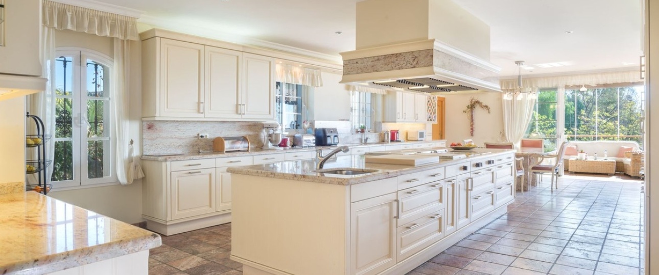 Resale - Villa - Marbella - Altos de los Monteros