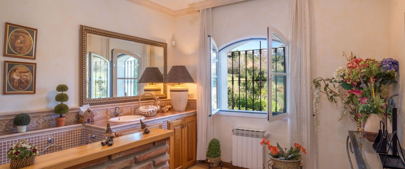 Resale - Villa - Marbella - Altos de los Monteros