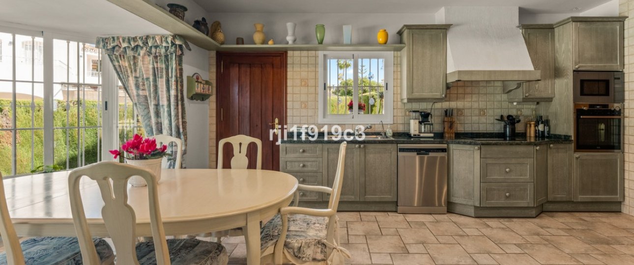 Resale - Villa - Marbella - Elviria