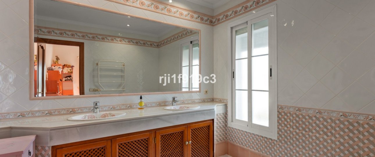 Resale - Villa - Marbella - Elviria