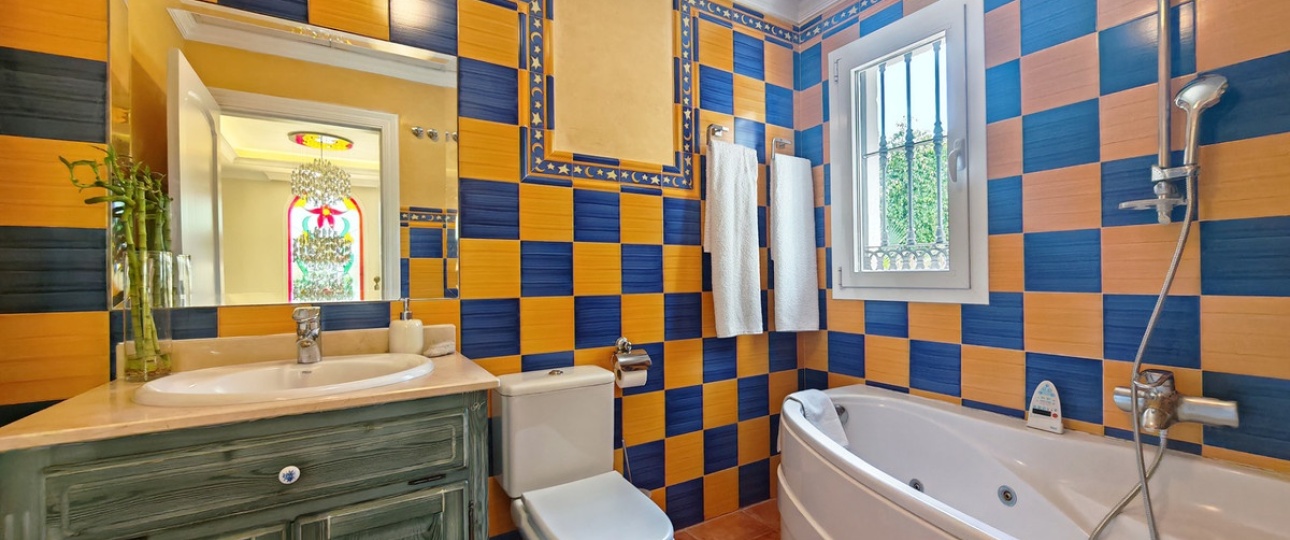 Resale - Villa - Marbella - Elviria