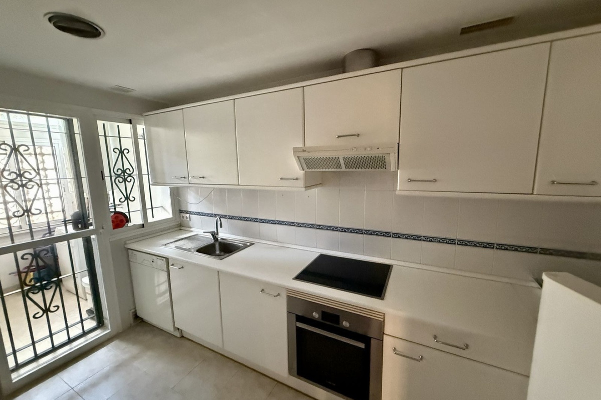 Resale - Villa - Marbella - Elviria