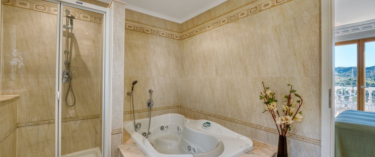 Resale - Villa - Marbella - Elviria