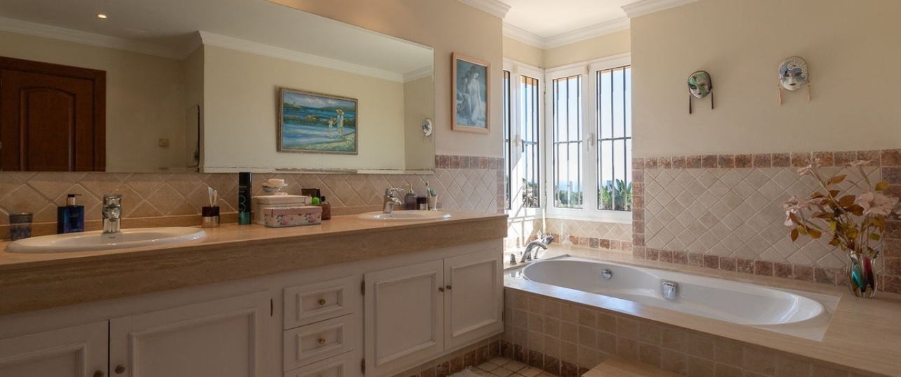 Resale - Villa - Marbella - Elviria