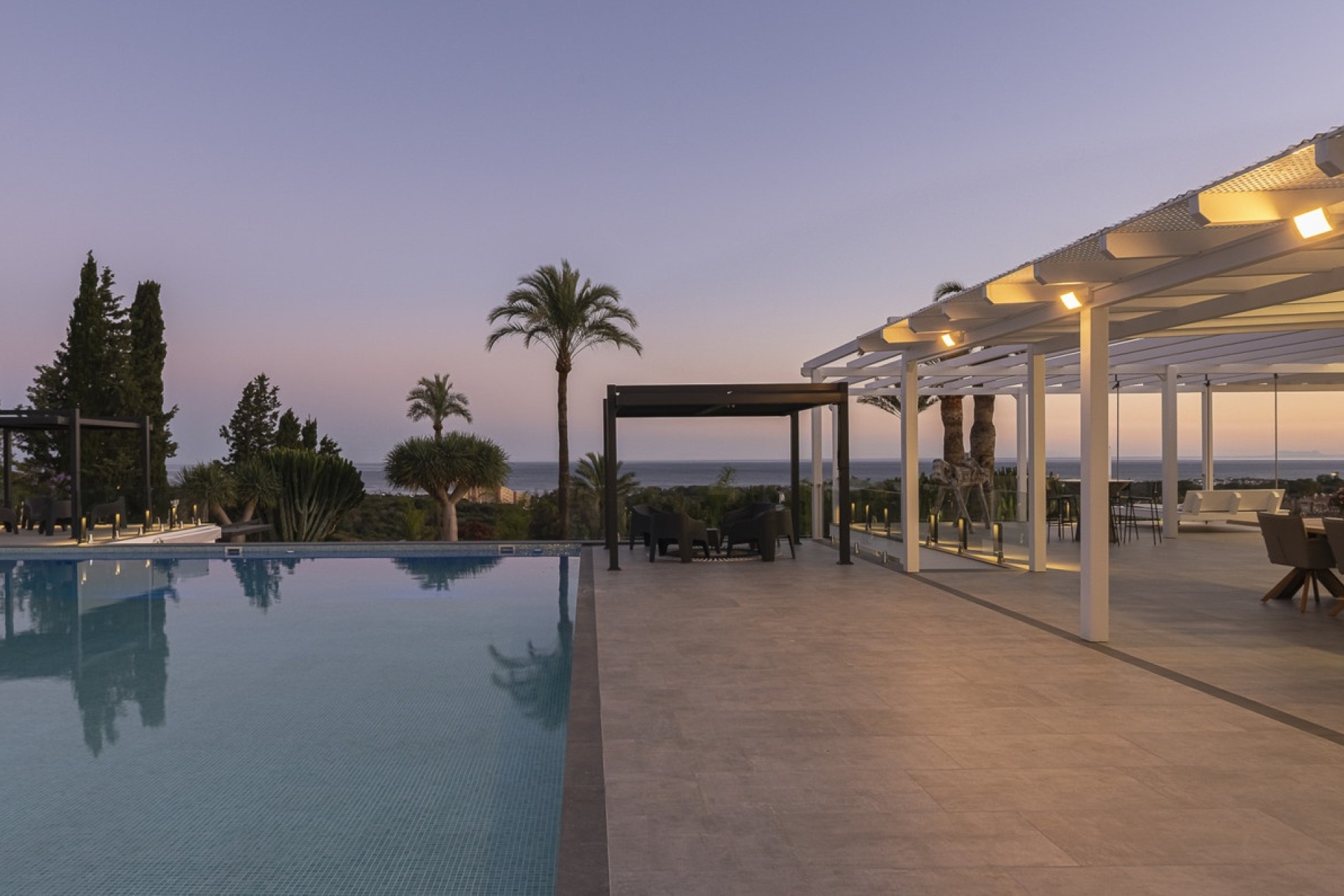 Resale - Villa - Marbella - Elviria