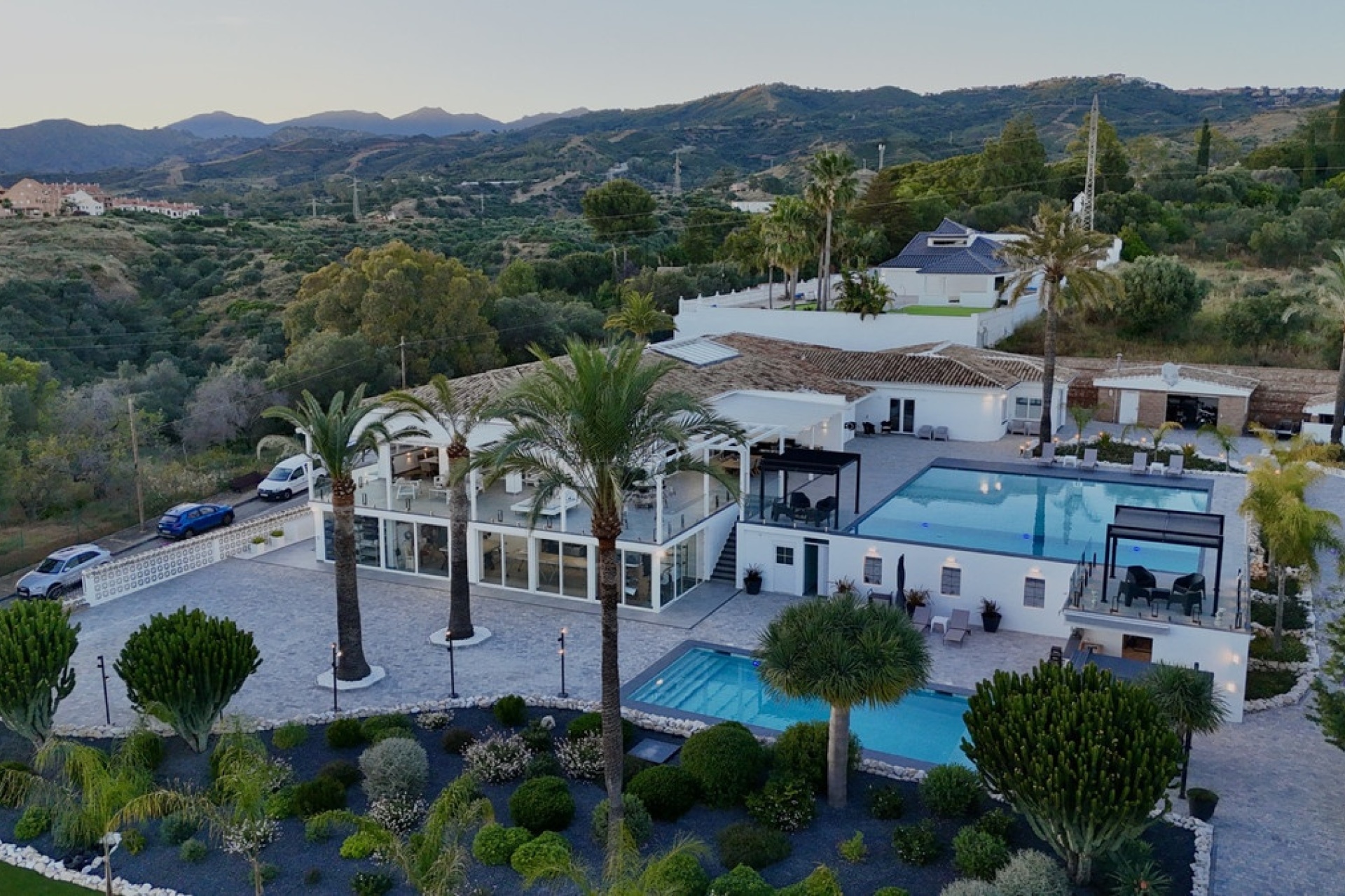Resale - Villa - Marbella - Elviria