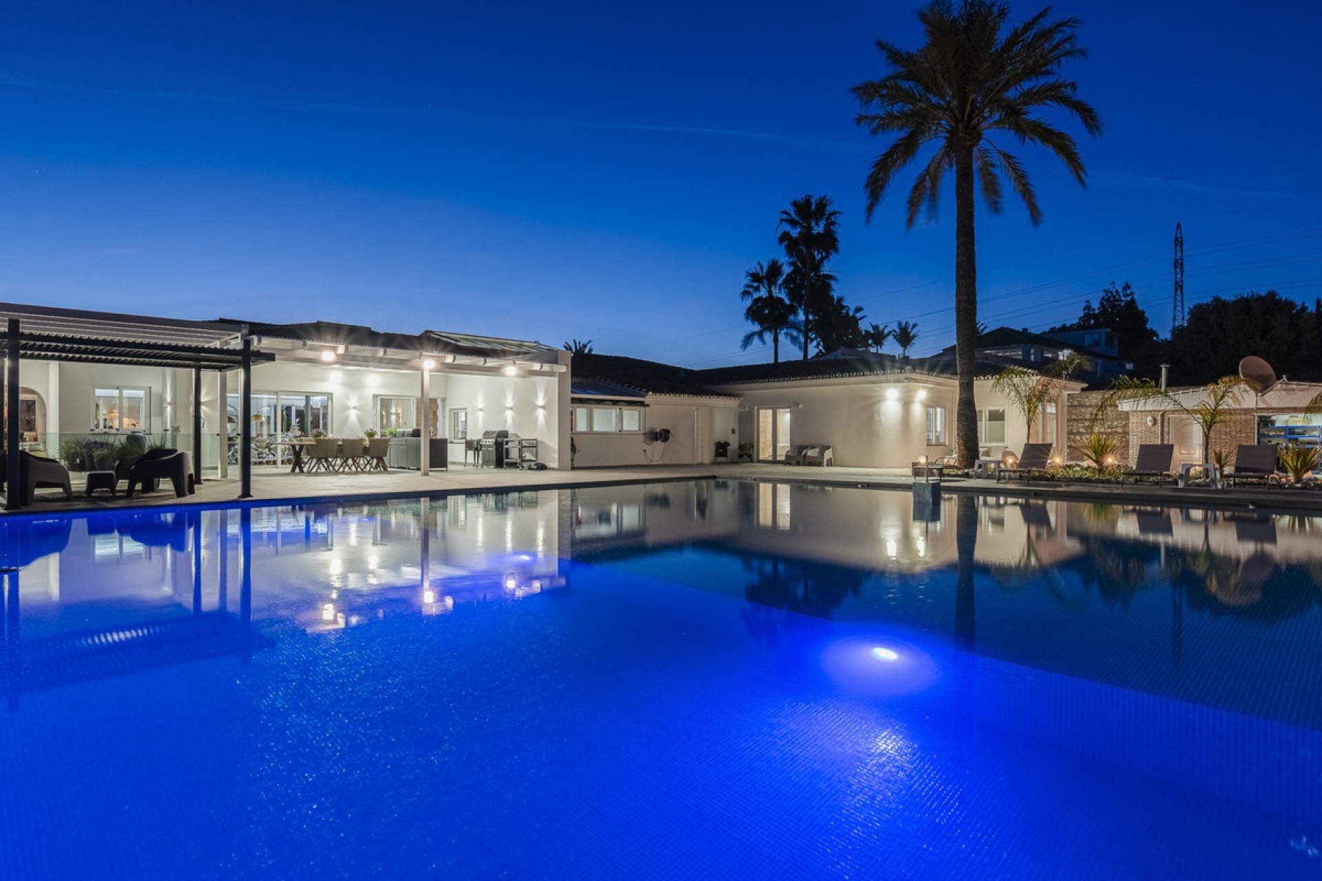 Resale - Villa - Marbella - Elviria