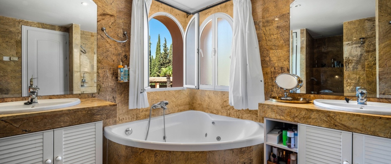 Resale - Villa - Marbella - Elviria