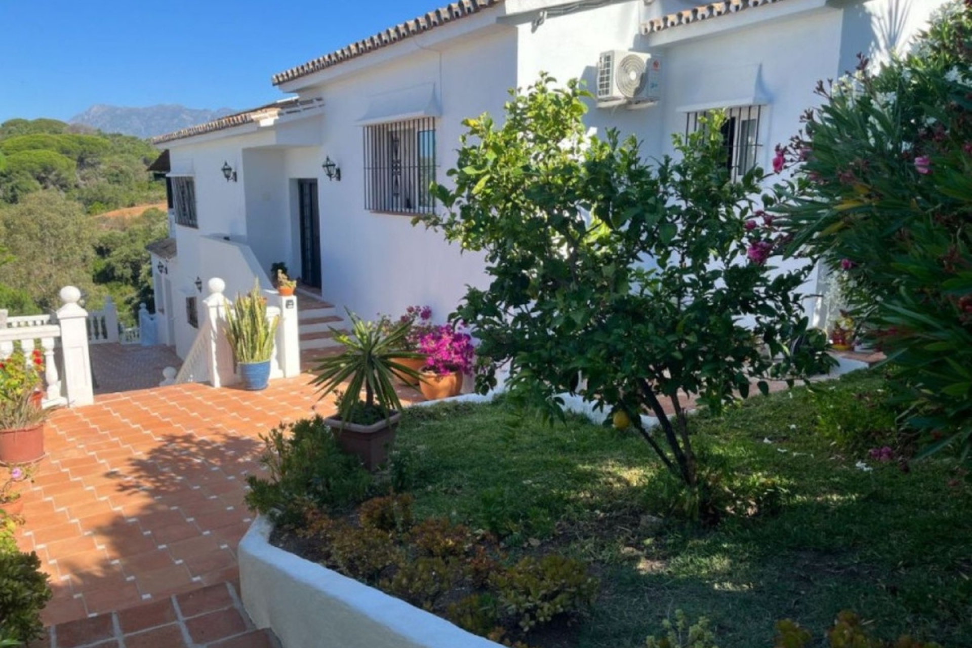 Resale - Villa - Marbella - Elviria