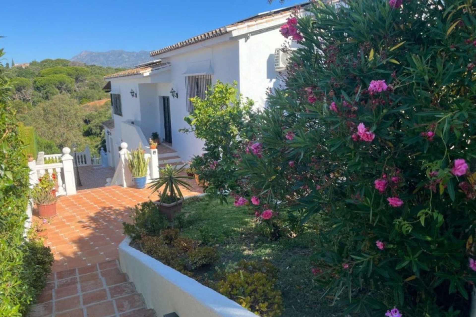 Resale - Villa - Marbella - Elviria