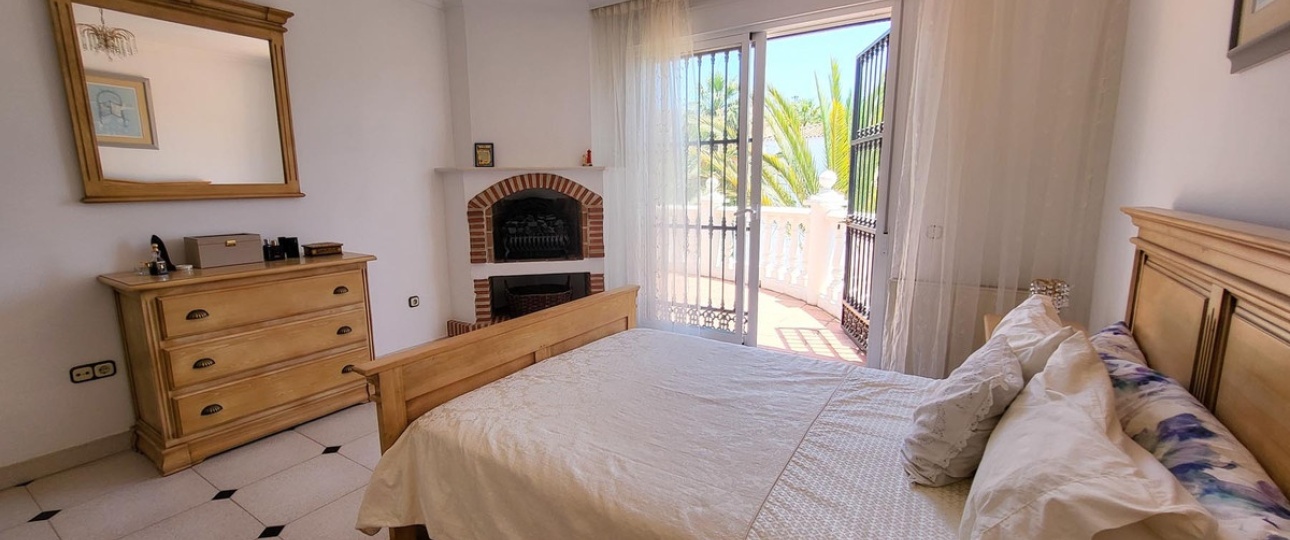 Resale - Villa - Marbella - Elviria