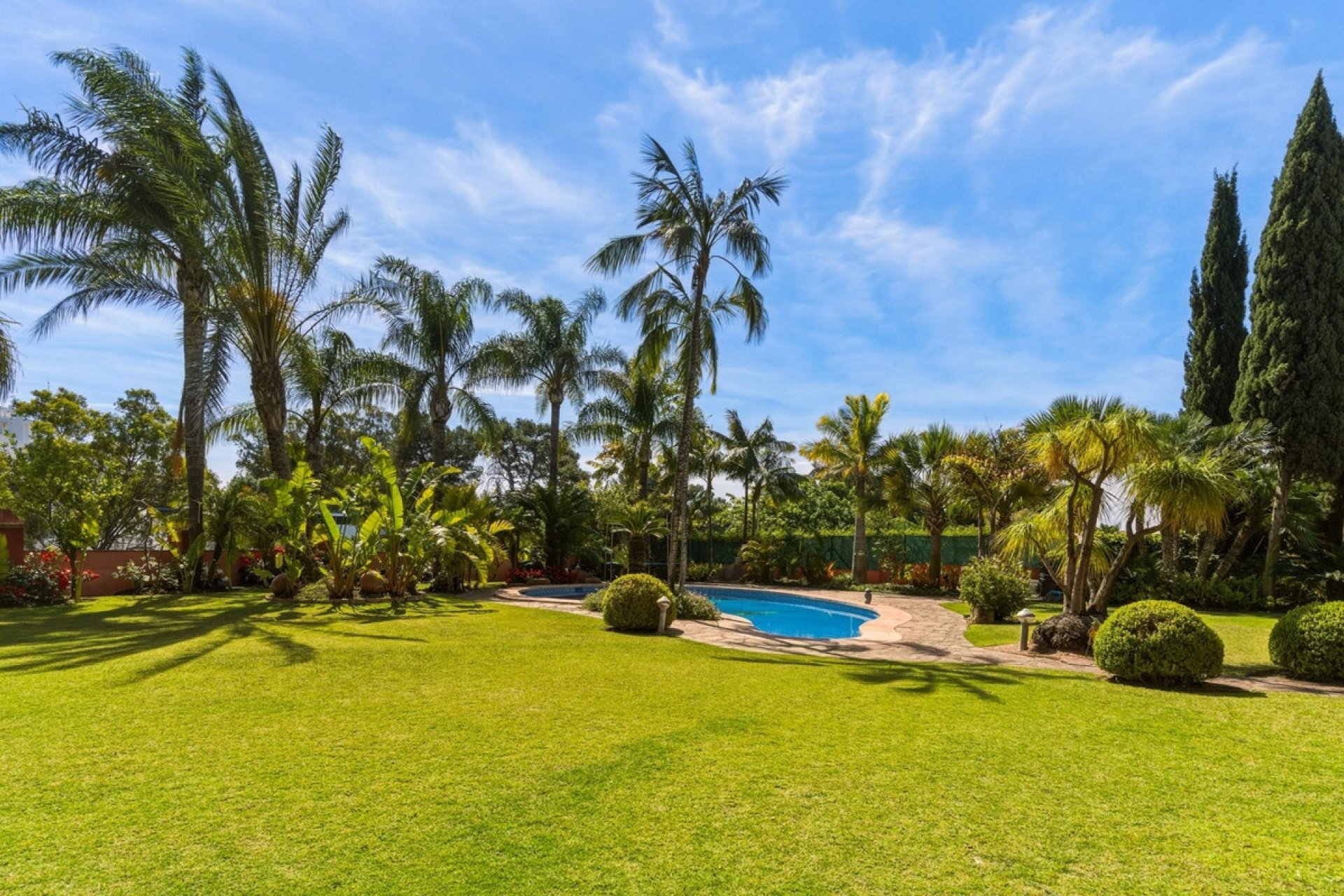 Resale - Villa - Marbella - Guadalmina Alta