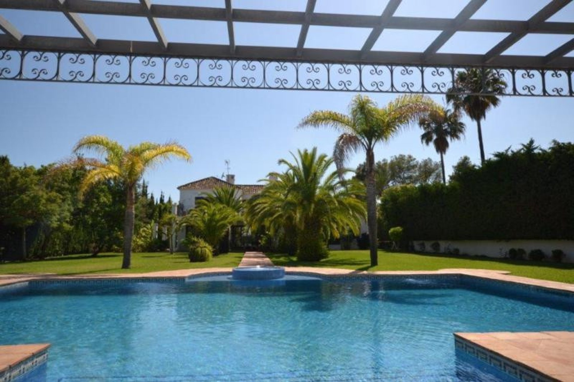 Resale - Villa - Marbella - Guadalmina Baja