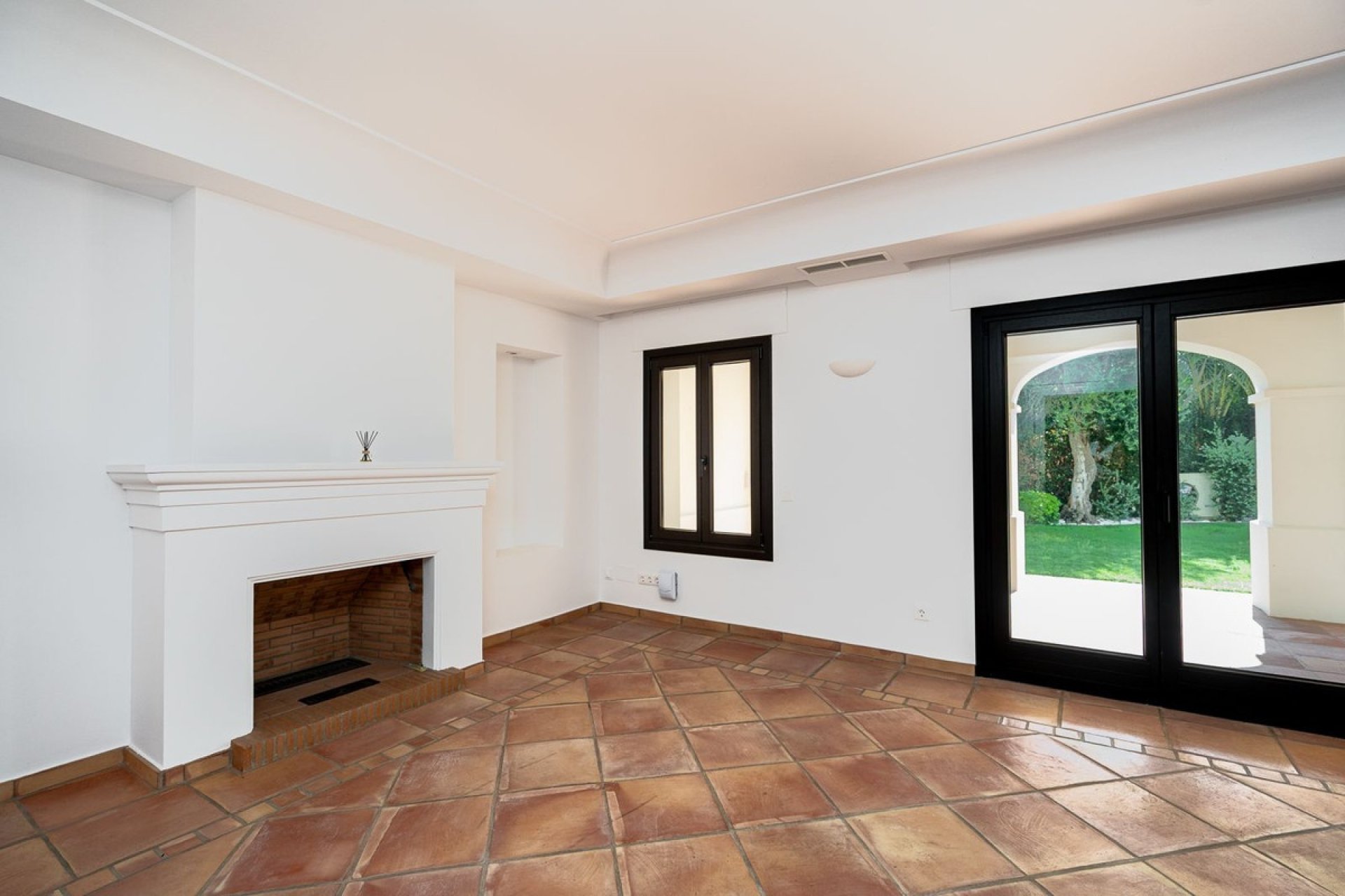 Resale - Villa - Marbella - Guadalmina Baja