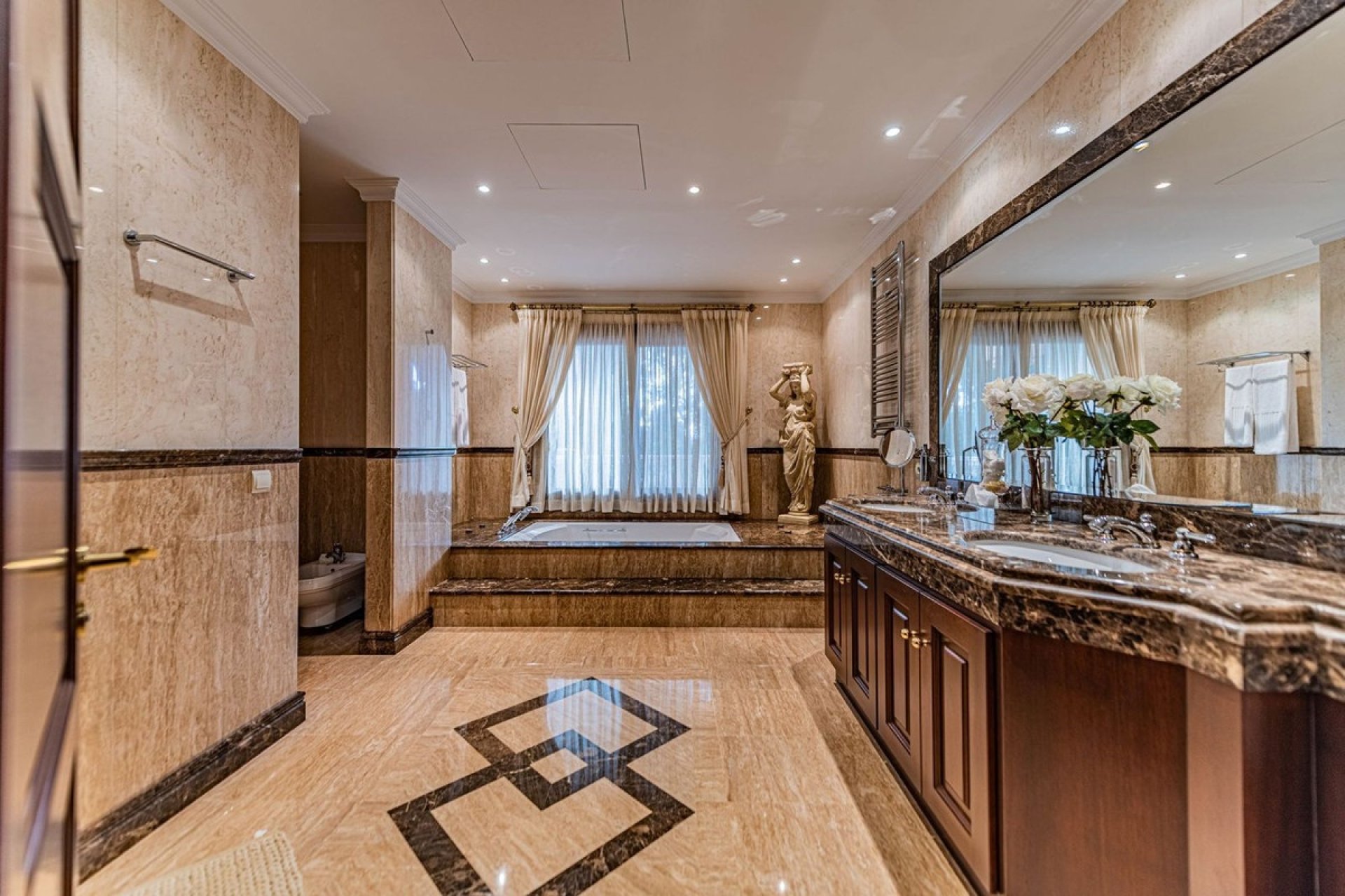 Resale - Villa - Marbella - Guadalmina Baja