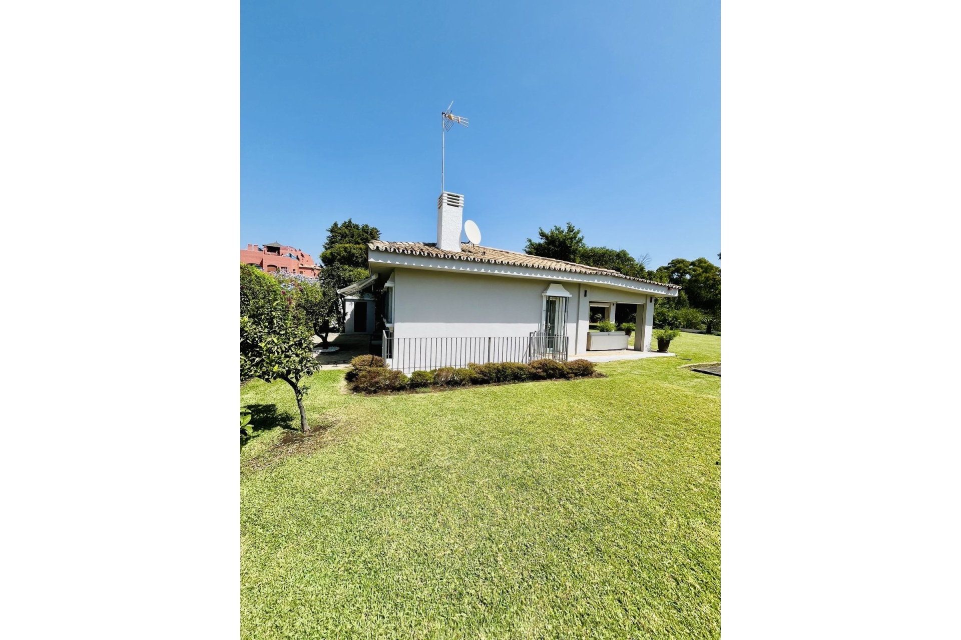 Resale - Villa - Marbella - Guadalmina Baja